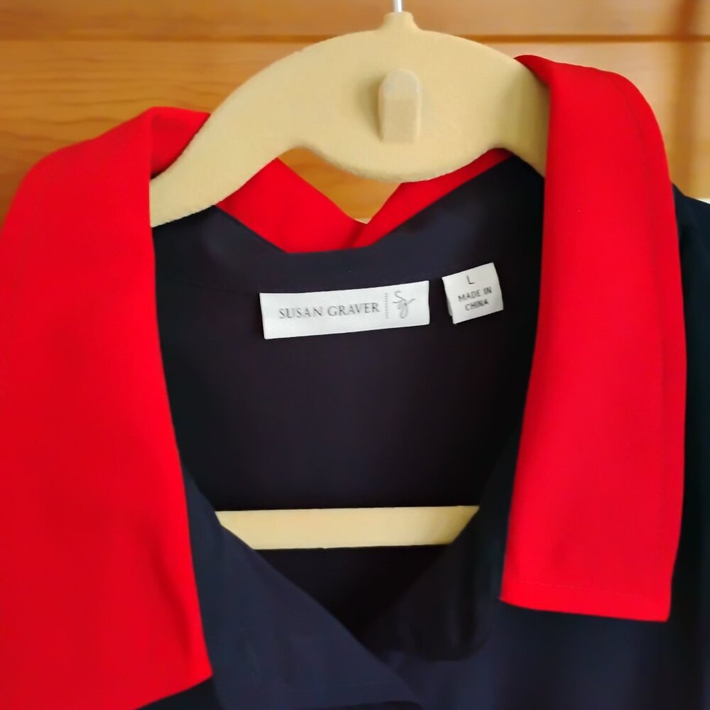 Sized L. Stunning Susan Graver navy blouse with bright red cuffs and collar - Picture 3 of 3